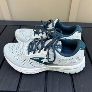 Women’s Brooks size 8